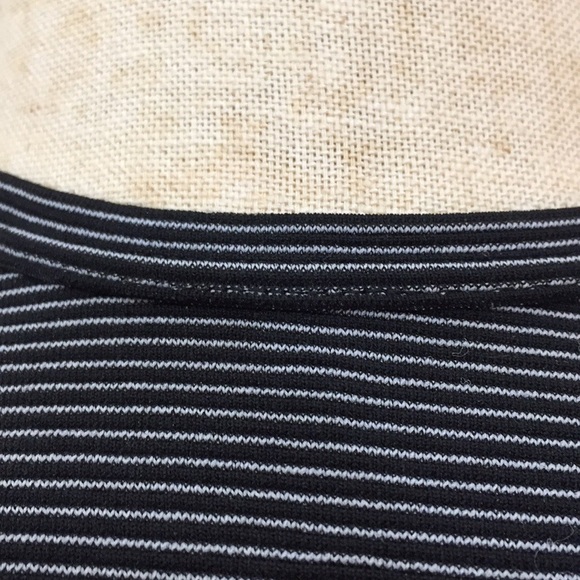 🌹Excursion Pin Striped Crew Neckline Stretch Top - Picture 8 of 9